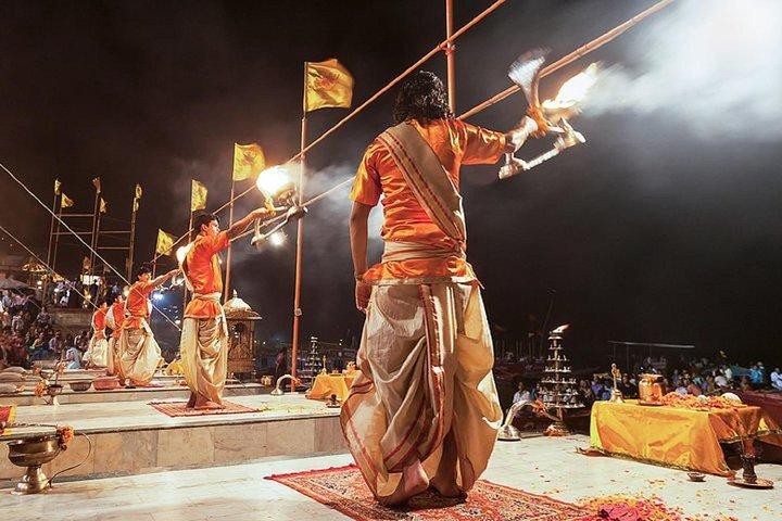 Tramonto a Varanasi Tour con un locale con Ganga Aarti e giro in barca gratuiti