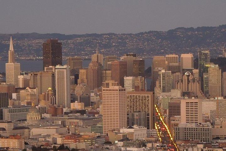 Vive San Francisco de noche en un SUV de lujo