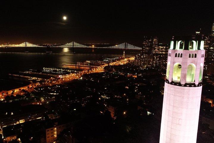Vive San Francisco de noche en un SUV de lujo