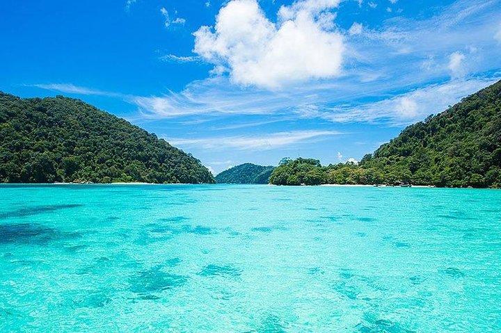 プーケットからの愛のアンダマンによるスリン諸島シュノーケリング日帰り旅行