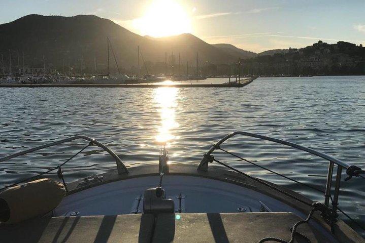 チンクエ・テッレのロマンス：夕焼けのボート旅行、船上での食前酒