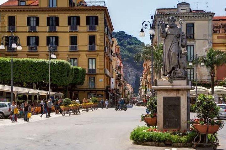 Transfer vom Flughafen oder Bahnhof Neapel nach Sorrento