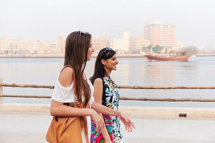 Excursão a pé privada pelo velho Dubai: fortalezas, souks e barcos