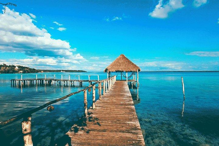 最もカラフルな島であるホルボックスを発見してください。セノーテとパッション アイランドを含む