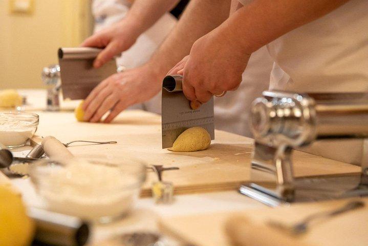 パスタの愛を共有：オストゥーニでの少人数グループのパスタとティラミスのクラス
