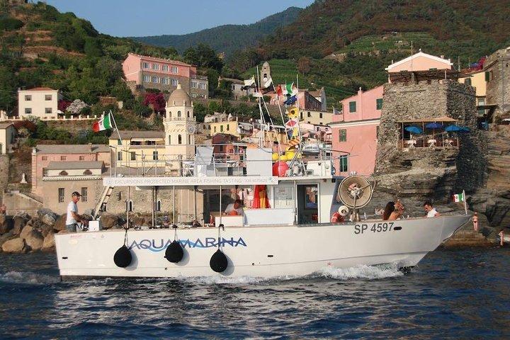 Sueños al atardecer en Cinque Terre : Crucero, Natación & Cena