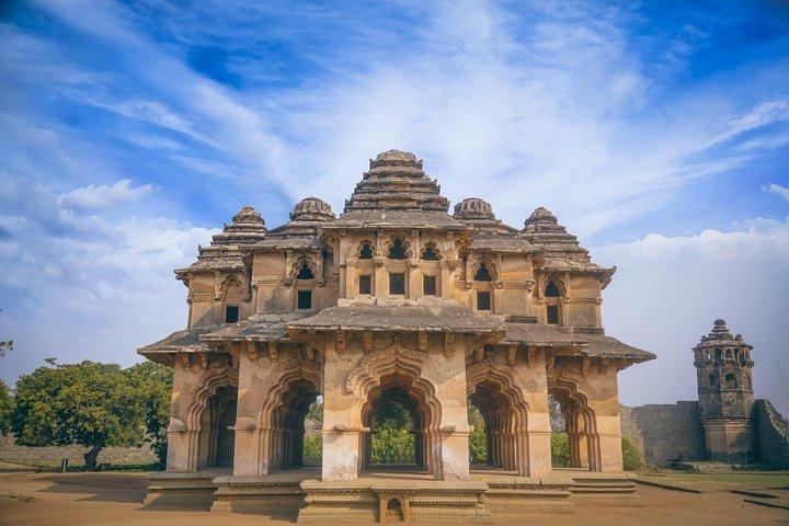 Hampi Heritage Hues: Entdecken Sie die Majestät des Vijayanagara-Imperiums