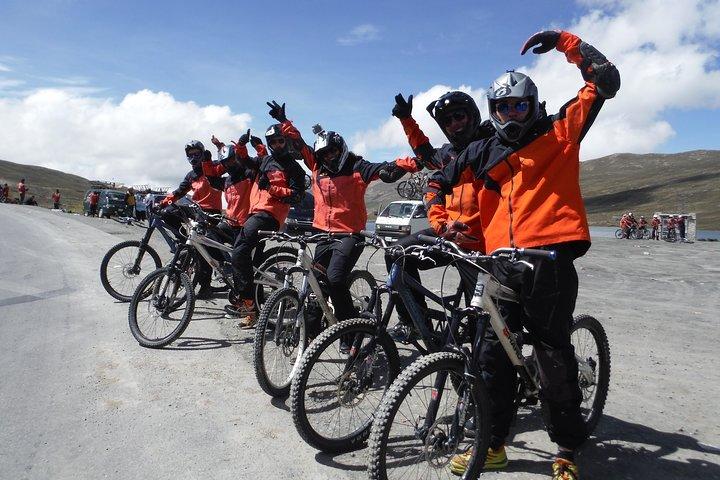 Passeio de bicicleta pela Estrada da Morte