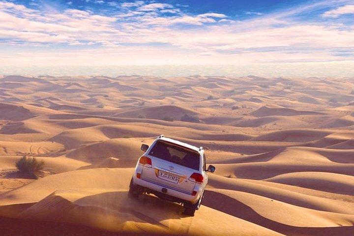 Safari no deserto padrão de 4x4 do Dubai - pôr do sol e jantar de churrasco