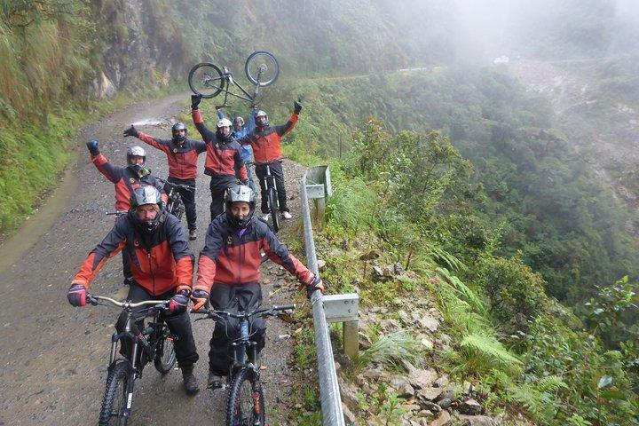 Passeio de bicicleta pela Estrada da Morte