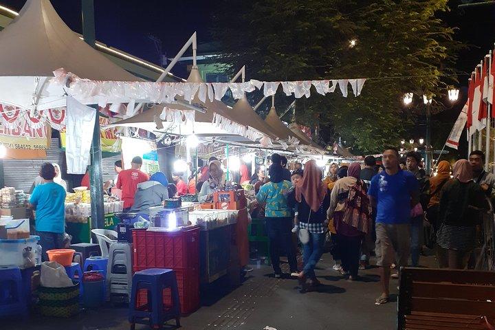 Descubrimiento de comida nocturna en Malioboro