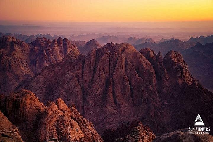カイロから聖キャサリン修道院とシナイ山へのプライベート一泊旅行