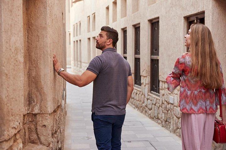 Excursão a pé privada pelo velho Dubai: fortalezas, souks e barcos