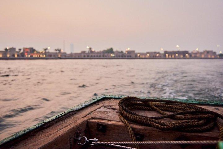 Excursão a pé privada pelo velho Dubai: fortalezas, souks e barcos