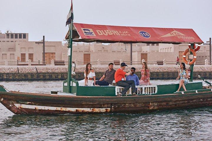 Excursão a pé privada pelo velho Dubai: fortalezas, souks e barcos
