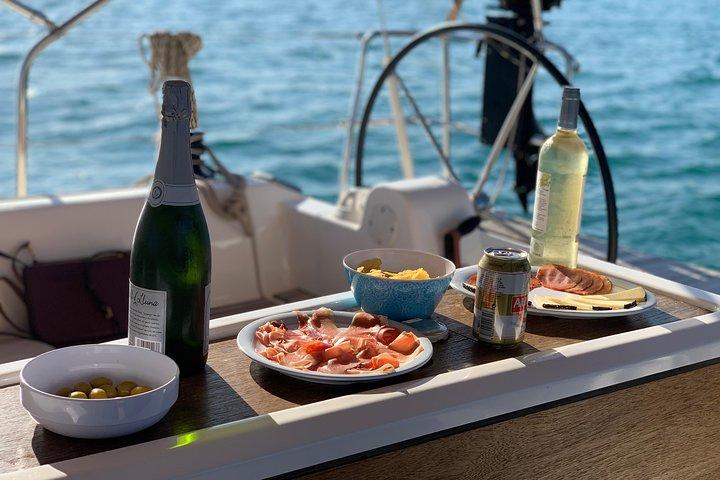 軽食とオープンバーを備えたマヨルカの正午または日没のセーリング