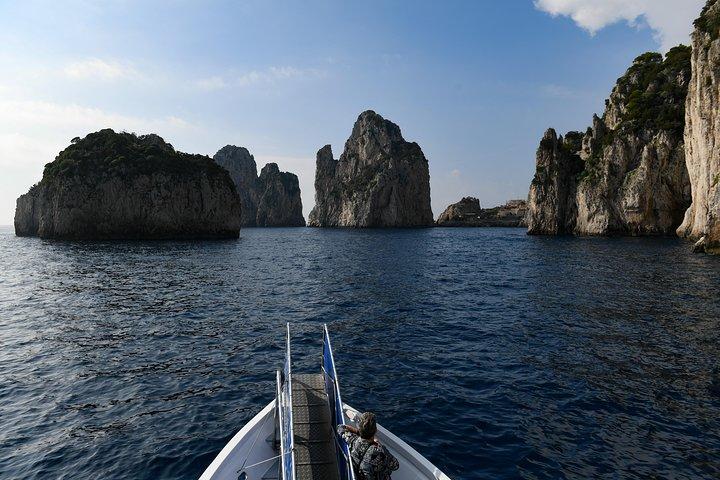 Capri Costa a Costa: Tour en barco con gruta azul opcional