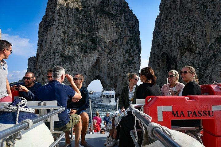Capri Costa a Costa: Tour en barco con gruta azul opcional