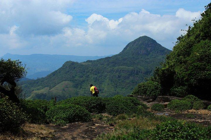 泥のコテージで一晩宿泊するナックルズ山脈でのハイキング