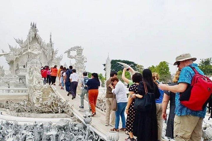 チェンマイ-チェンライ : 白い寺院-黒い博物館-青い寺院