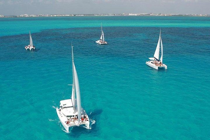 シュノーケル、ビュッフェ、オープンバー、ビーチクラブを備えたムヘーレス島へのカタマランアドベンチャー