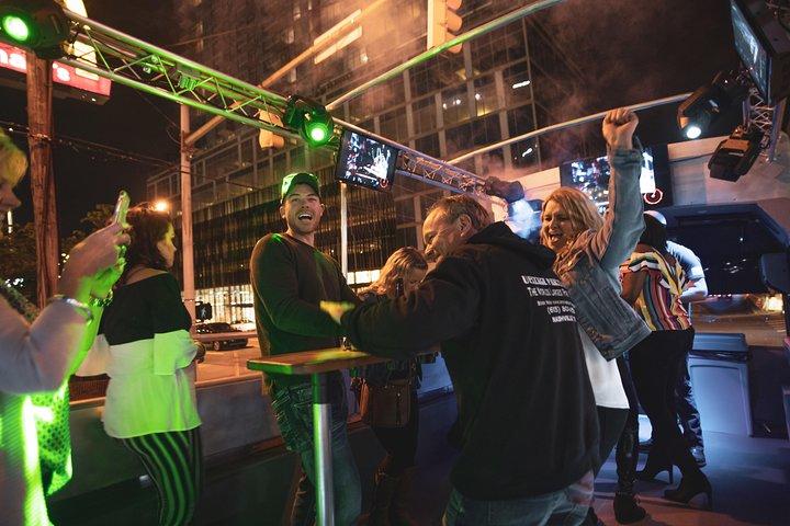 Open Air Party Bus com DJ e Barman 21 +