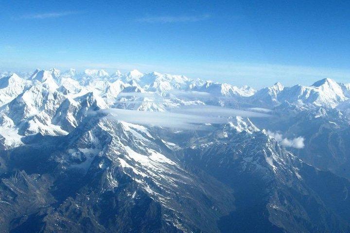 エベレスト:最高のヒマラヤ山脈の上空を飛行