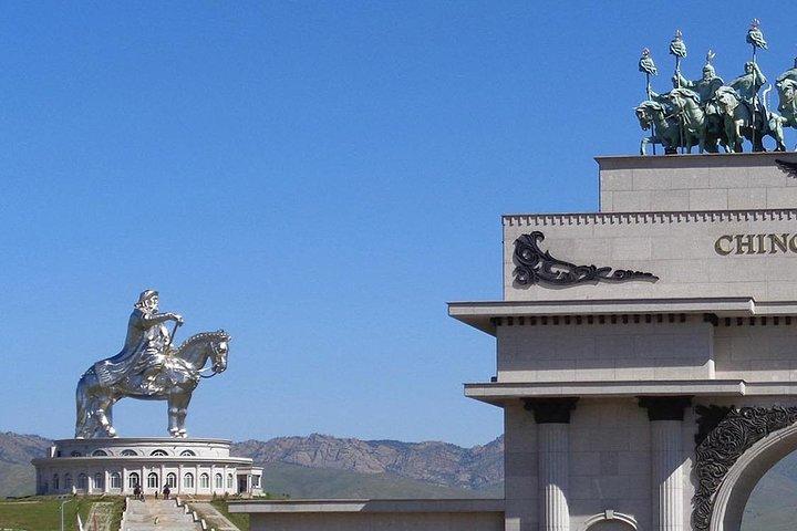 テレルジ国立公園とチンギスハーンの像への日帰り旅行