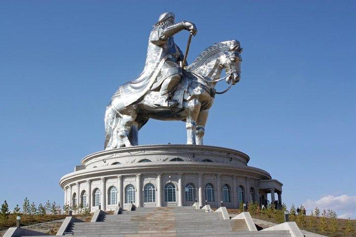 テレルジ国立公園とチンギスハーンの像への日帰り旅行