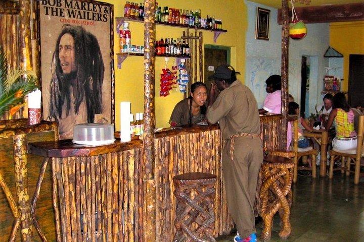 ボブ マーリーのナイン マイル日帰り旅行、グランド パラディウムからの入場とガイド付きツアー