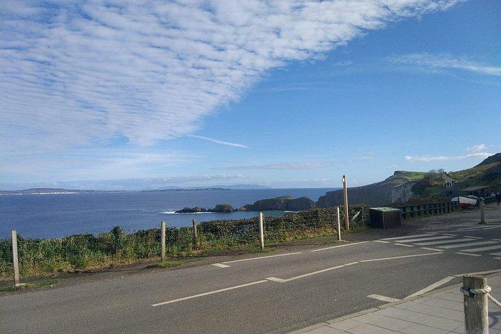 ベルファストからの海岸小旅行：ジャイアンツコーズウェイとベルファストシティ