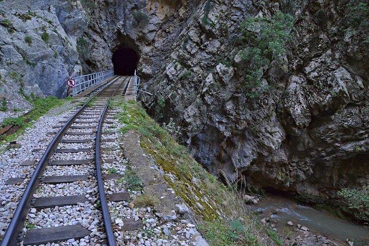 コリントス、湖の洞窟、オドントトス鉄道プライベート ツアー、ギリシャ料理ランチ付き