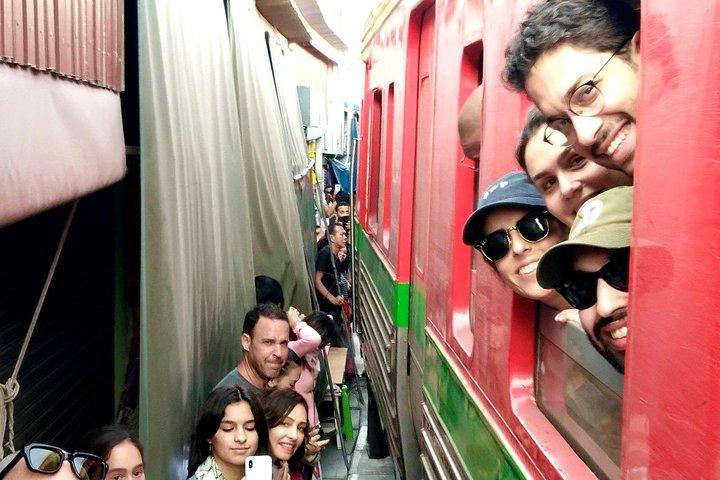 Visita al mercado flotante y ferroviario y a la granja de cocos [lujo opcional]