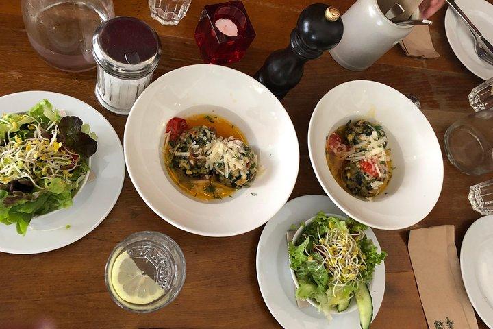 Experiencia gastronómica privada premium con local: todas las degustaciones incluidas