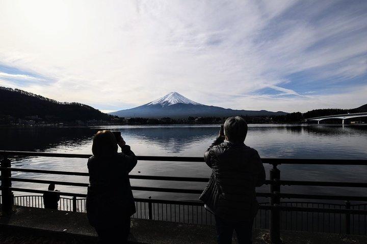 東京発、地元ガイド付き車で行く富士山と箱根の日帰りツアー
