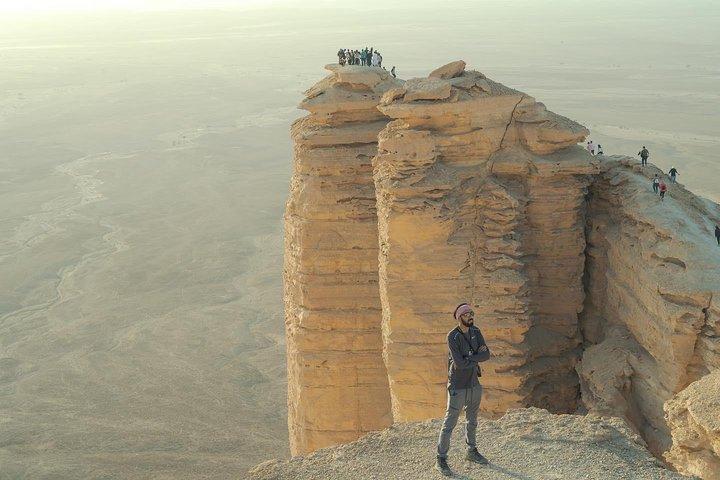 Bord du monde avec véhicule 4x4, chameaux et observation des étoiles
