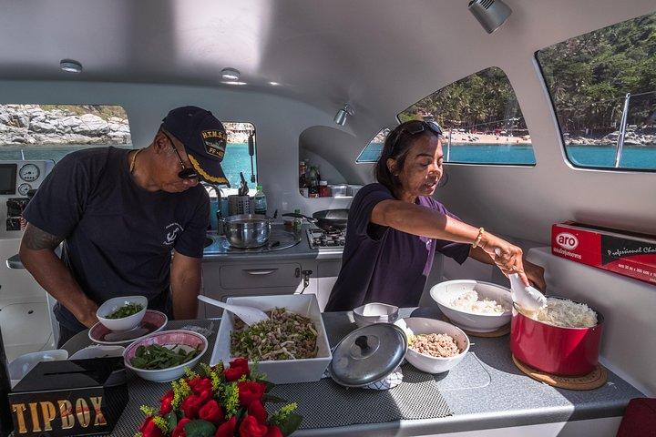 Nuovo catamarano a motore per escursioni sull'isola di Phang Nga e Phi Phi