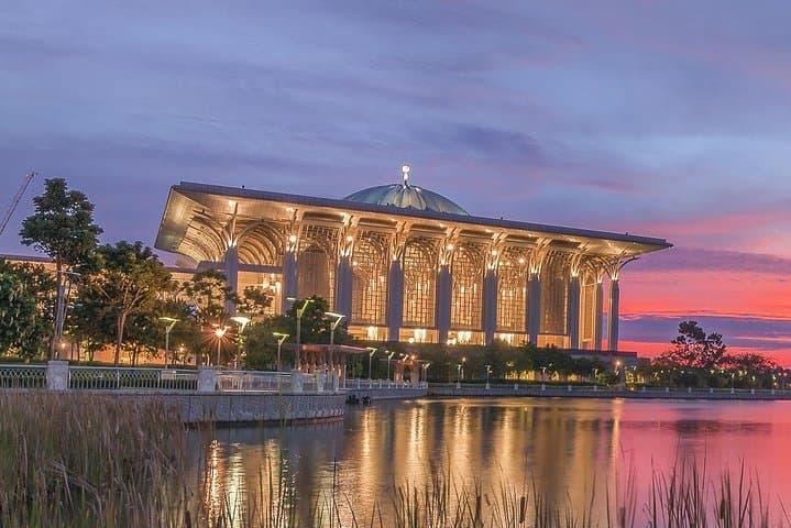 8 Attractions Putrajaya Half-Day City Tour