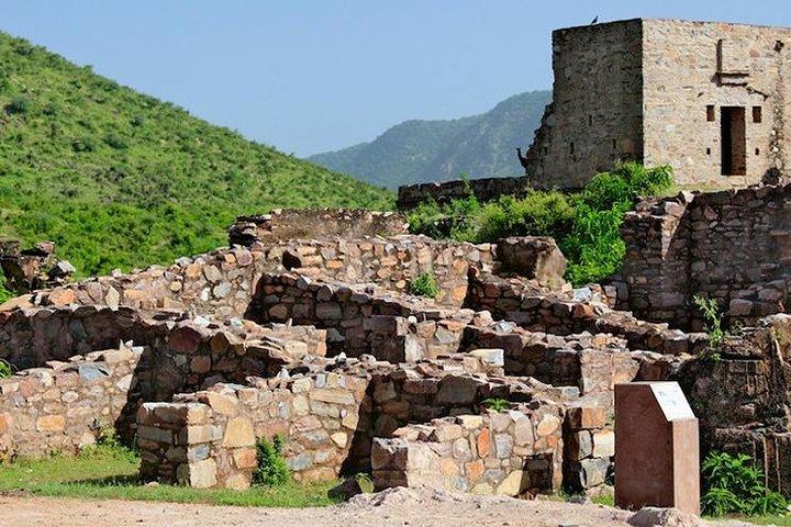 Private Custom Guided Tour: Besøg til hjemsøgt Bhangarh Fort fra Jaipur