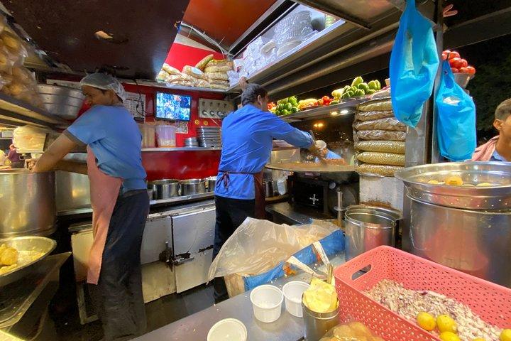 ムンバイの最も美味しい地元の食べ物のプライベート4時間ツアー