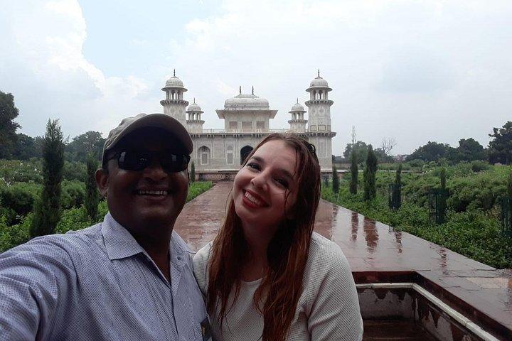 Samme dag tager Tajmahal og Red fort fra Delhi lufthavn