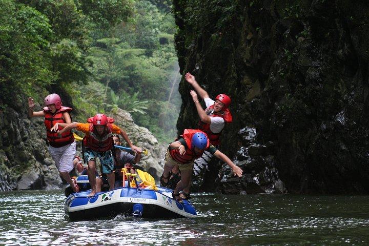 トゥリアルバからパクアレ川をラフティング