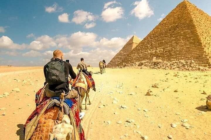 馬またはラクダに乗るピラミッドエリアへの旅行