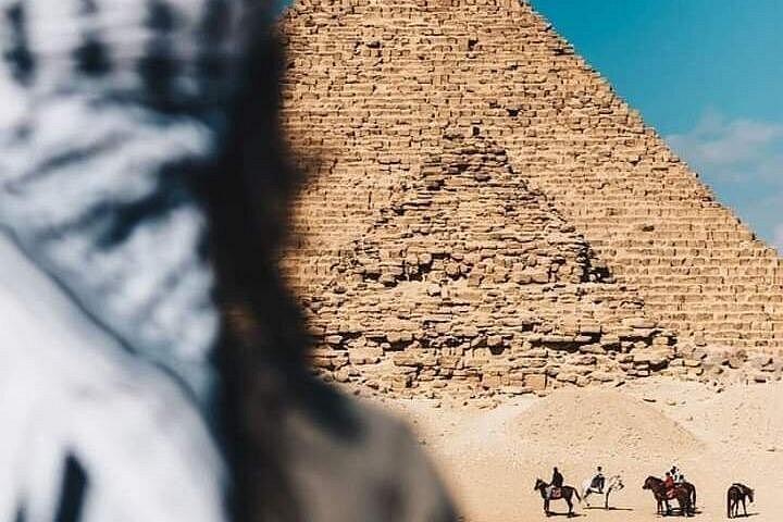 馬またはラクダに乗るピラミッドエリアへの旅行