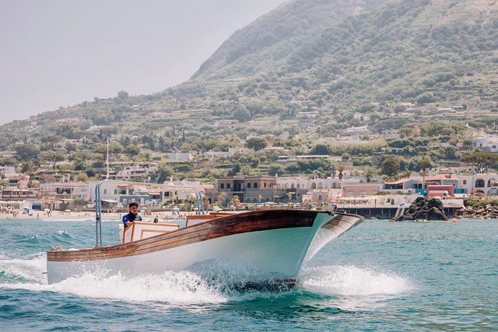 Ganztägige Bootstour auf der Insel Ischia mit einem typischen Ischia-10-Meter-Start