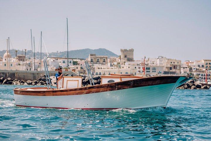 Ganztägige Bootstour auf der Insel Ischia mit einem typischen Ischia-10-Meter-Start