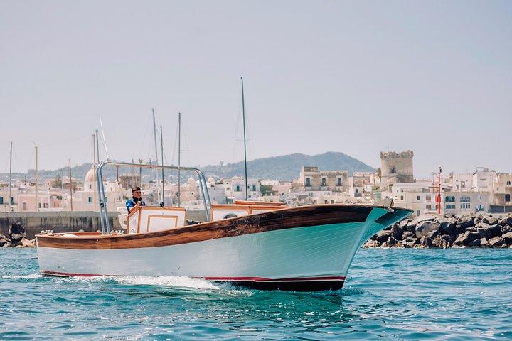 Ganztägige Bootstour auf der Insel Ischia mit einem typischen Ischia-10-Meter-Start