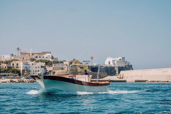 Ganztägige Bootstour auf der Insel Ischia mit einem typischen Ischia-10-Meter-Start