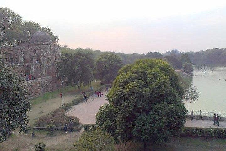 Hauz Khas Villageでのプラ​​イベートデリー遺産とアーバンビレッジウォーク