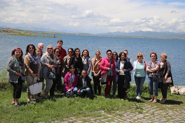 Excursão em grupo: templo pagão de Garni, mosteiro de Geghard, lago Sevan, Sevanavank